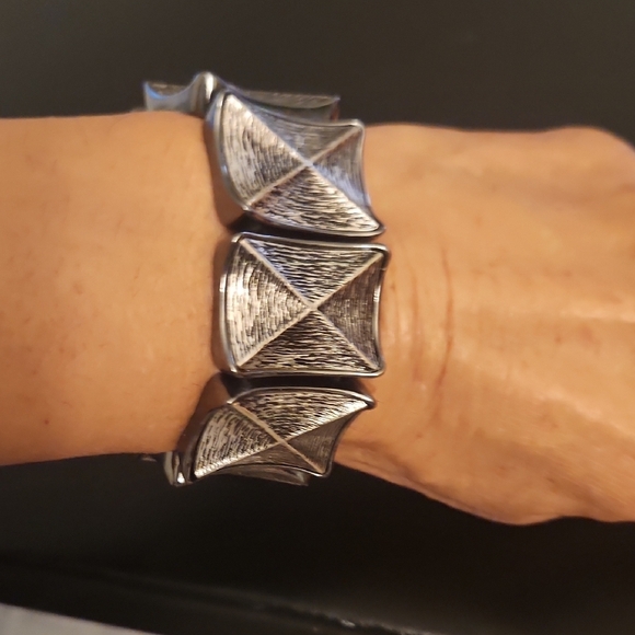NWT ViVi Women's Vintage Silvertone Rustic Bold Geometric Stretch Bracelet - Picture 7 of 7